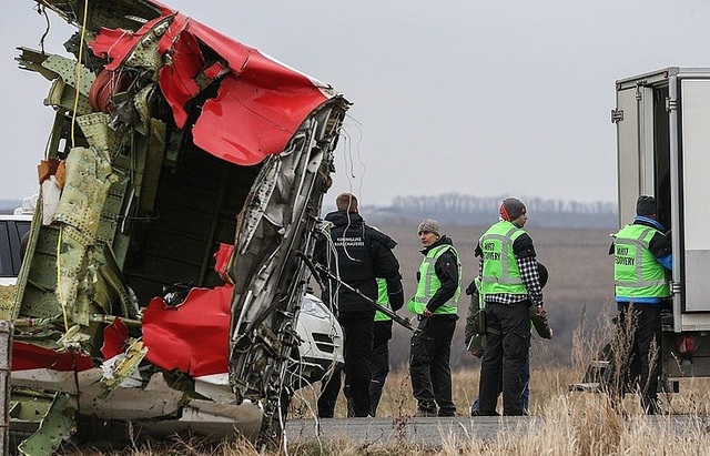 Tổng thống Putin nêu điều kiện công nhận kết quả điều tra vụ MH17 - 1
Hiện trường vụ rơi máy bay MH17 (Ảnh: TASS)
