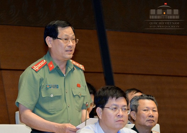 Người dân phẫn nộ vì đất vàng, đất bạc rơi vào tay doanh nghiệp bạch tuộc - 2 Đại biểu Nguyễn Hữu Cầu phản ánh thời gian gần đây xảy ra nhiều chuyện động trời, khó tin