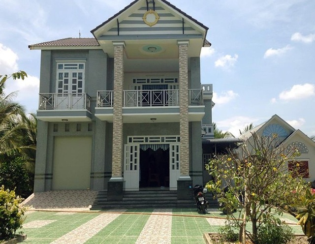 Trên bờ trồng dừa, dưới vuông nuôi cua kềnh, mà xây được "biệt phủ" - 6 Ngôi nhà khang trang của ông Thắng. (Ảnh: NQ).