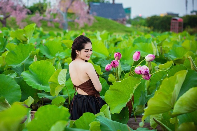 Ngắm thiếu nữ Hải Dương duyên dáng bên hồ sen đầu mùa - 5
Nói đến bộ ảnh này, Vũ Phương chia sẻ: “Em rất thích chụp ảnh với các trang phục truyền thống, bởi vì với các trang phục đó tôn lên nét đẹp thanh tú của người phụ nữ. Hồ sen với không gian yên tĩnh cũng là một địa điểm lý tưởng cho những ai có ý định lưu giữ nét thanh xuân với bộ ảnh nhẹ nhàng như thế này”.