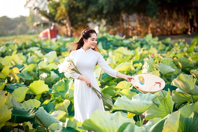 Ngắm thiếu nữ Hải Dương duyên dáng bên hồ sen đầu mùa - 10 Cùng ngắm nhìn thêm một số hình ảnh của Vũ Phương.