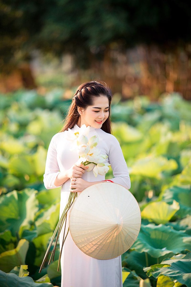 Ngắm thiếu nữ Hải Dương duyên dáng bên hồ sen đầu mùa - 9 Loài quốc hoa này được ví như vẻ đẹp của người phụ nữ Việt, nhẹ nhàng, thanh khiết và cuốn hút vô cùng. Chỉ cần những biểu cảm mộc mạc như thế cũng đủ khiến thiếu nữ Hải Dương “đốn tim” biết bao nhiêu người rồi.