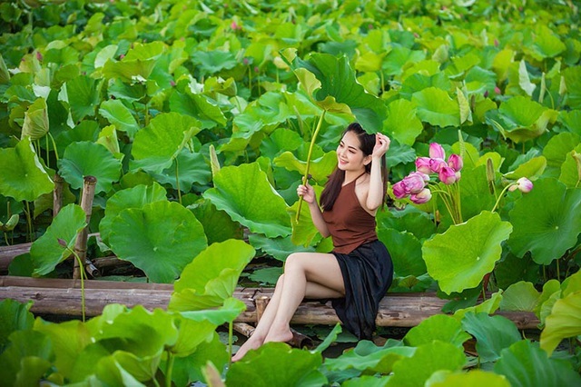 Ngắm thiếu nữ Hải Dương duyên dáng bên hồ sen đầu mùa - 1
Sở hữu vẻ ngoài cuốn hút, đôi mắt to tròn, ở độ tuổi 19, Vũ Phương khá năng động trong công việc cũng như cuộc sống thường nhật. Cô theo đuổi đam mê kinh doanh thay vì chọn con đường học đại học, với Phương dù đi theo hướng nào cũng cần có đam mê, kiên trì thì thành công sẽ mỉm cười.