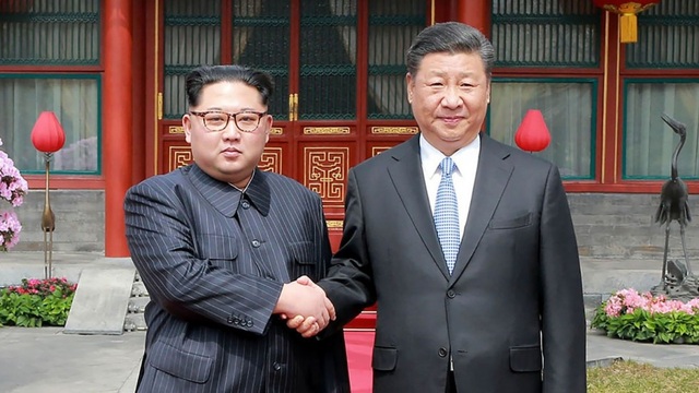 Rộ tin ông Kim Jong-un có thể thăm Trung Quốc lần thứ ba - 2 Nhà lãnh đạo Kim Jong-un bắt tay Chủ tịch Tập Cận Bình trong chuyến thăm tới Trung Quốc (Ảnh: Reuters)