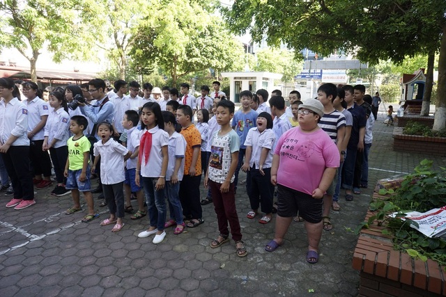 Lễ bế giảng đặc biệt của học sinh khiếm thính ở Hà Nội - 1
Lễ bế giảng của trường THCS Hy Vọng sáng nay có sự tham dự của các em học sinh trường THCS Gia Thụy, các em đã dùng số tiền liên hoan cuối năm để mua quà và đến chia sẻ với các bạn học sinh kém may mắn hơn.