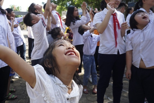 Lễ bế giảng đặc biệt của học sinh khiếm thính ở Hà Nội - 5
Một học sinh tràn đầy niềm vui trong ngày bế giảng.