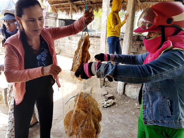 Giữ lửa cho lò đường thủ công cuối cùng - 10 Món quà quê là những chiếc bánh tráng nhúng đường. Không những người dân quê, lò đường của ông Hai cũng đón những người khách thì phố thị ghé mua bánh tráng nhúng đường về làm quà hay ăn dần