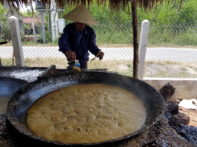 Giữ lửa cho lò đường thủ công cuối cùng - 4 Sau vài giờ nấu, nước đường đã keo lại, lúc này chuẩn bị nhúng bánh tráng vào