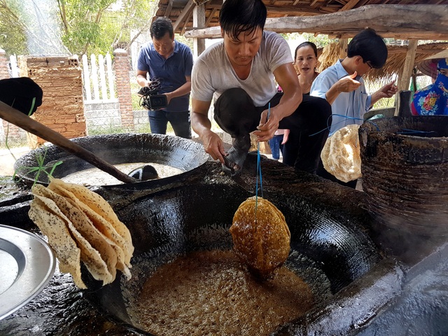 Giữ lửa cho lò đường thủ công cuối cùng - 5 Những xách bánh tráng của người dân được nhúng vào đường để làm quà tặng hay dùng để ăn dần