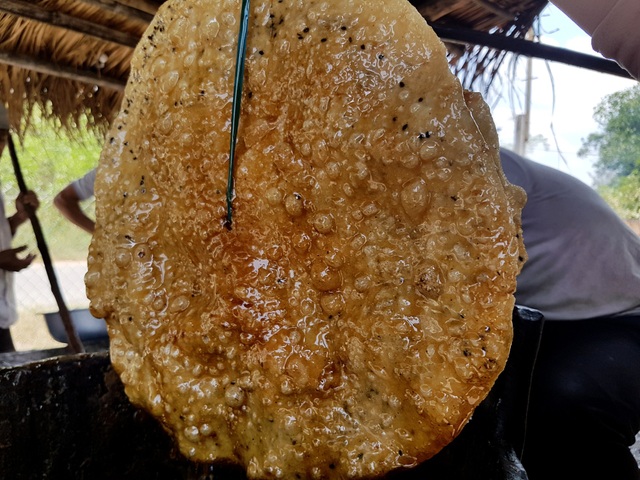 Giữ lửa cho lò đường thủ công cuối cùng - 6 Những chiếc bánh tráng nhúng đường trông rất hấp dẫn. Đây là món ăn ngày xưa mà người dân vùng trồng mía nào cũng được ăn