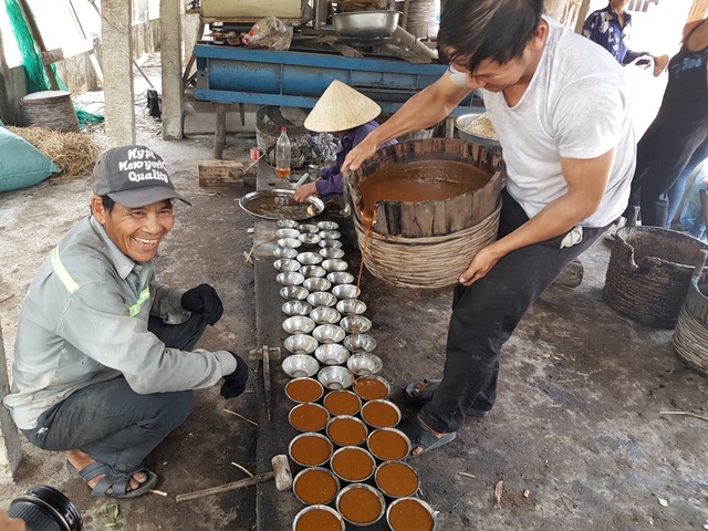Giữ lửa cho lò đường thủ công cuối cùng - 8 Công đoạn chắt đường vào bát