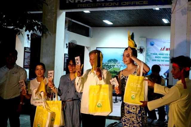 “Cù Lao Chàm là Khu dự trữ sinh quyển độc đáo, giá trị và đặc trưng nhất” - 7 Trong đêm kỷ niệm cũng đã diễn ra nhiều hoạt động vui chơi hô hát bài chòi phục vụ người dân, du khách