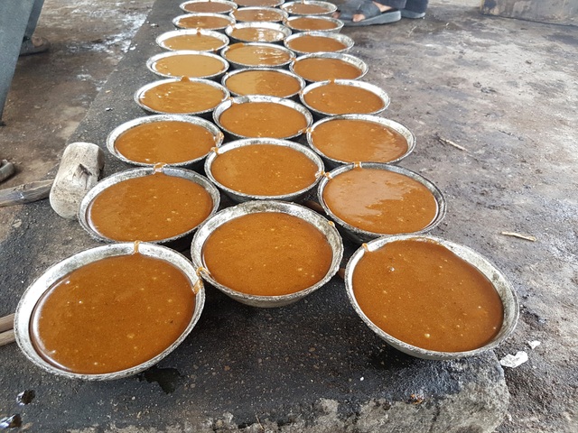 Giữ lửa cho lò đường thủ công cuối cùng - 9 Những chiếc bát đường trông rất bắt mắt. Người phân phố bây giờ rất thích dùng đường bát nguyên chất này để nêm nếm