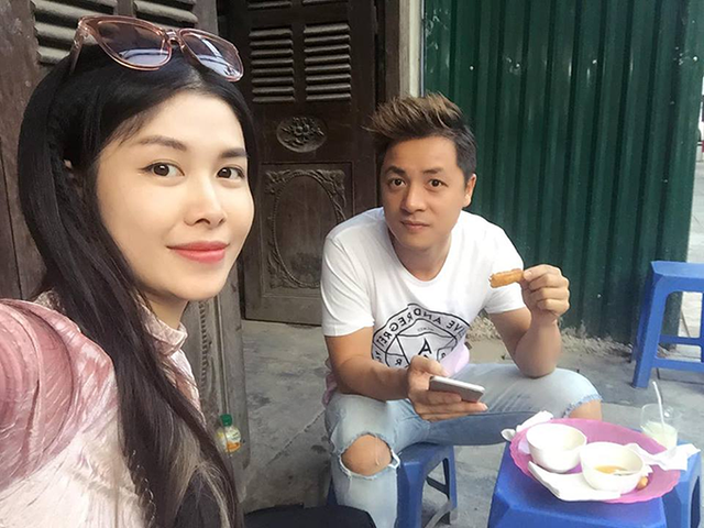 Linh Chi gọi Lâm Vinh Hải là chồng; Hoa hậu Lê Âu Ngân Anh khoe 3 vòng "bỏng mắt" - 6 Vợ chồng Đăng Khôi - Thủy Anh chia sẻ hình ảnh cùng nhau đi ăn hàng vỉa hè như hồi mới yêu. Thủy Anh viết: Nạp tí năng lượng để có sức thực hiện những công việc sắp tới nào.