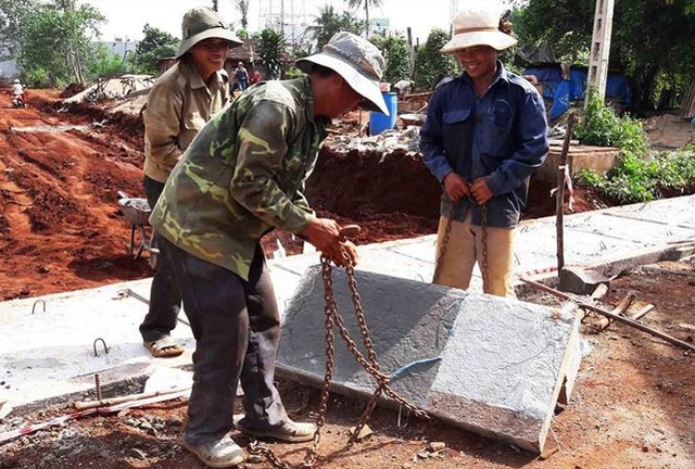 Doanh nghiệp nợ BHXH: Hàng ngàn lao động điêu đứng - 1
Doanh nghiệp nợ đóng BHXH chủ yếu hoạt động trong lĩnh vực xây dựng công trình, vận tải.