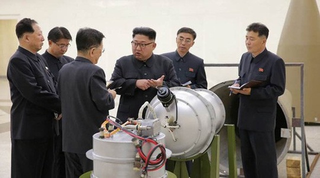Nghi vấn Triều Tiên giấu kho vũ khí hạt nhân vào núi sâu - 1
Ông Kim Jong-un trong một lần hướng dẫn về hoạt động sản xuất hạt nhân hồi tháng 9-2017. Ảnh: AP
