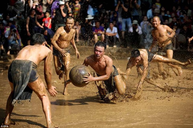 Báo Anh đăng chùm ảnh đẹp giới thiệu lễ hội cầu nước của Việt Nam - 1 Những thanh niên địa phương quấn khố tham gia hội vật cầu nước.