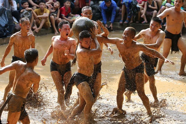 Báo Anh đăng chùm ảnh đẹp giới thiệu lễ hội cầu nước của Việt Nam - 2 Lễ hội thường được tổ chức vào khoảng giữa tháng 4 âm lịch hàng năm.