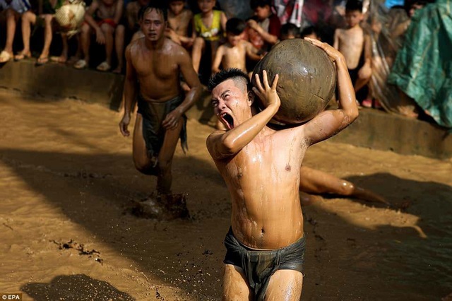 Báo Anh đăng chùm ảnh đẹp giới thiệu lễ hội cầu nước của Việt Nam - 3 Quả cầu gỗ có đường kính vào khoảng 40cm, nặng tới gần 20kg.
