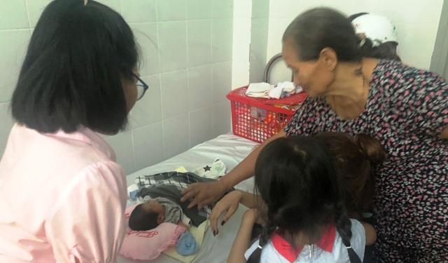 Vụ bé sơ sinh bị chôn sống: Nhiều người muốn nhận bé làm con nuôi - 1 Vụ bé sơ sinh bị chôn sống: Nhiều người muốn nhận bé làm con nuôi - 1