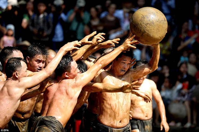 Báo Anh đăng chùm ảnh đẹp giới thiệu lễ hội cầu nước của Việt Nam - 8 Trận cầu nước thể hiện niềm khao khát của cư dân nông nghiệp, mong mưa thuận gió hòa, mùa màng bội thu.