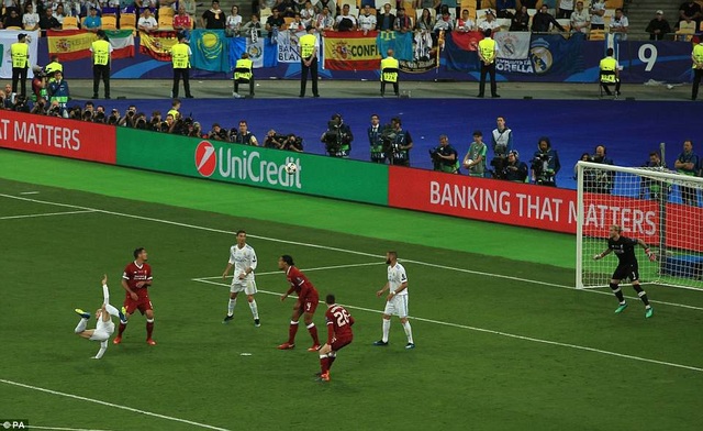 Những khoảnh khắc Real Madrid hạ gục Liverpool để vô địch Champions League - 34
Hàng thủ Liverpool ngỡ ngàng trước phút lóe sáng của Bale