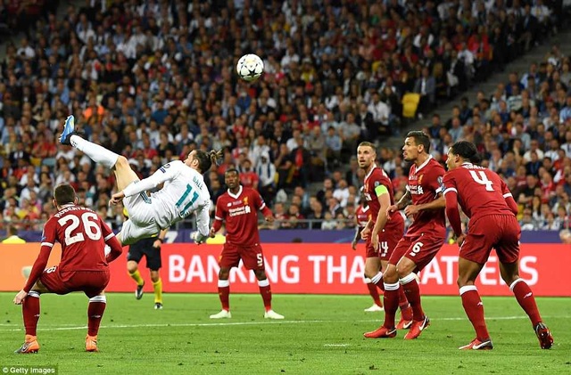 Những khoảnh khắc Real Madrid hạ gục Liverpool để vô địch Champions League - 32
Bale móc bóng tuyệt đẹp ghi bàn nâng tỷ số lên 2-1 cho Real Madrid ở phút 62