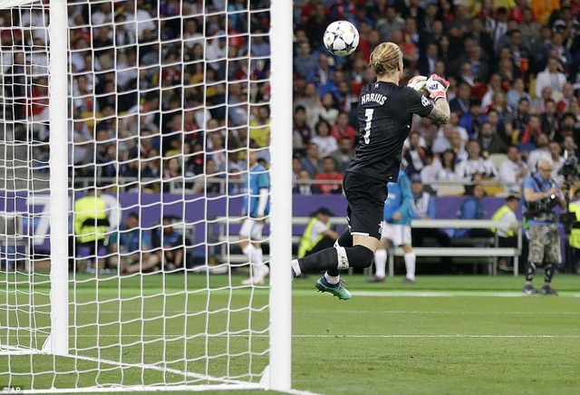 Những khoảnh khắc Real Madrid hạ gục Liverpool để vô địch Champions League - 38
... thủ môn Karius để bóng tuột khỏi tay đầy khó hiểu