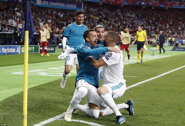 Những khoảnh khắc Real Madrid hạ gục Liverpool để vô địch Champions League - 27
Lucas Vazquez và Asensio chia sẻ niềm vui với Benzema