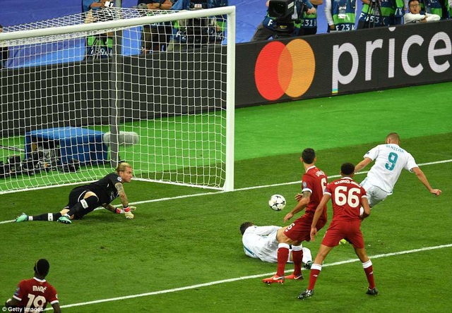 Những khoảnh khắc Real Madrid hạ gục Liverpool để vô địch Champions League - 18
Tình huống Benzema đệm lòng vào lưới Liverpool ở phút 42