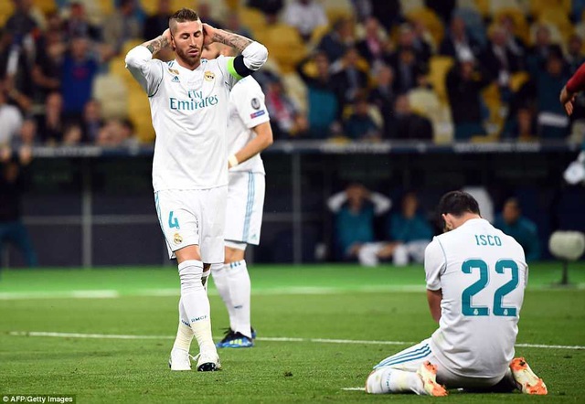Những khoảnh khắc Real Madrid hạ gục Liverpool để vô địch Champions League - 22
Sự tiếc nuối của Isco và thủ quân Ramos sau khi hiệp 1 kết thúc