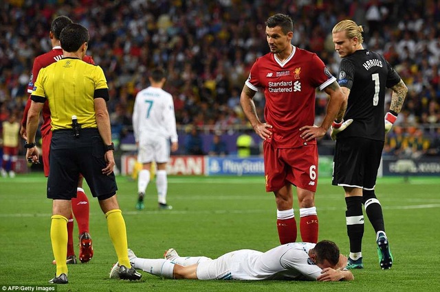 Những khoảnh khắc Real Madrid hạ gục Liverpool để vô địch Champions League - 15
Phút 37, Carvjal tái phát chấn thương ở vai sau pha va chạm mạnh