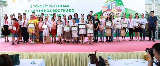 28 học sinh xuất sắc được vinh danh Đại sứ Văn hóa Đọc - 2 Các Đại sứ nhận bằng khen của BTC.