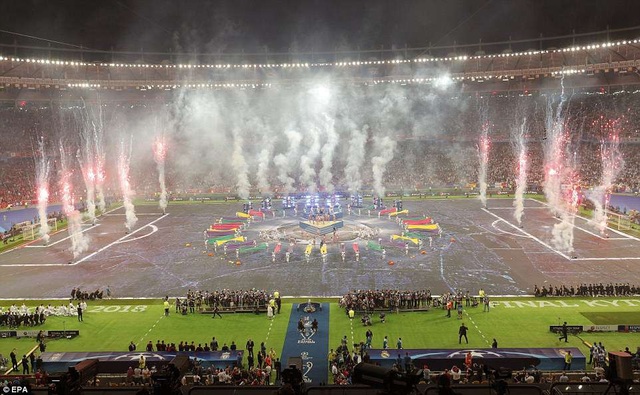 Những khoảnh khắc Real Madrid hạ gục Liverpool để vô địch Champions League - 1
Bầu không khí sôi động tại Olympiyskiy (Kiev) trước khi trận đấu diễn ra