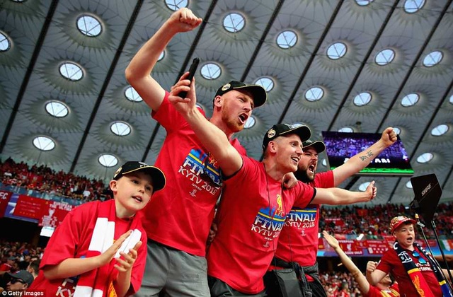Những khoảnh khắc Real Madrid hạ gục Liverpool để vô địch Champions League - 4
Cổ động viên nhà tin tưởng sẽ làm nên chuyện sau 15 năm chờ đợi