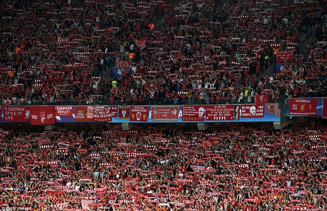 Những khoảnh khắc Real Madrid hạ gục Liverpool để vô địch Champions League - 3
Cổ động viên Liverpool nhuộm đỏ sân Olympiyskiy (Kiev)