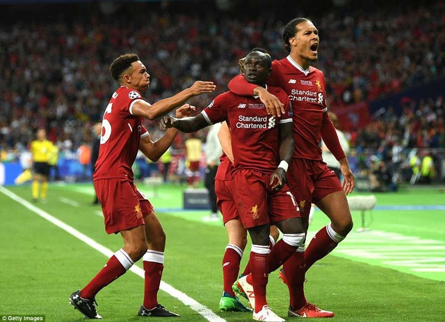 Những khoảnh khắc Real Madrid hạ gục Liverpool để vô địch Champions League - 31
Mane làm thay nhiệm vụ ghi bàn sau khi Salah rời sân
