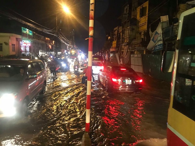 Phố phường Hà Nội bì bõm sau cơn mưa chiều cuối tuần - 13 Phố phường Hà Nội bì bõm sau cơn mưa chiều cuối tuần - 13