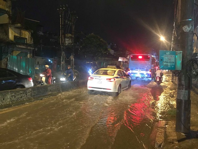 Phố phường Hà Nội bì bõm sau cơn mưa chiều cuối tuần - 15 Đến khoảng 20h tối nay, đường Trường Chinh nước đã rút xong các phương tiện di chuyển qua đây vẫn gặp rất nhiều khó khăn.