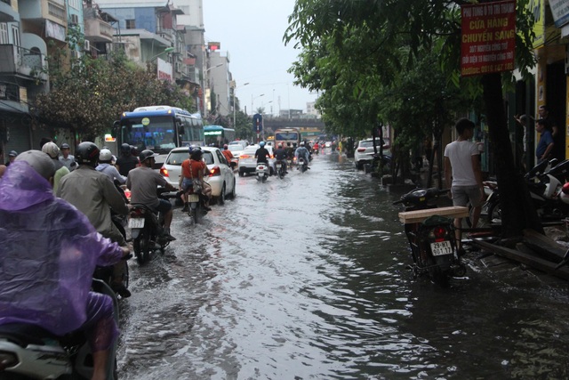 Phố phường Hà Nội bì bõm sau cơn mưa chiều cuối tuần - 7 Phố phường Hà Nội bì bõm sau cơn mưa chiều cuối tuần - 7