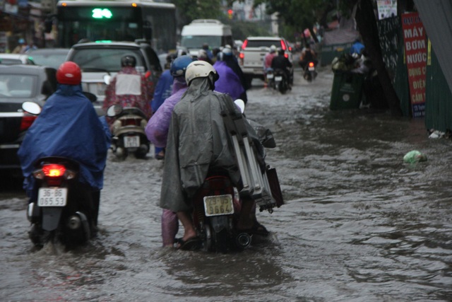 Phố phường Hà Nội bì bõm sau cơn mưa chiều cuối tuần - 11