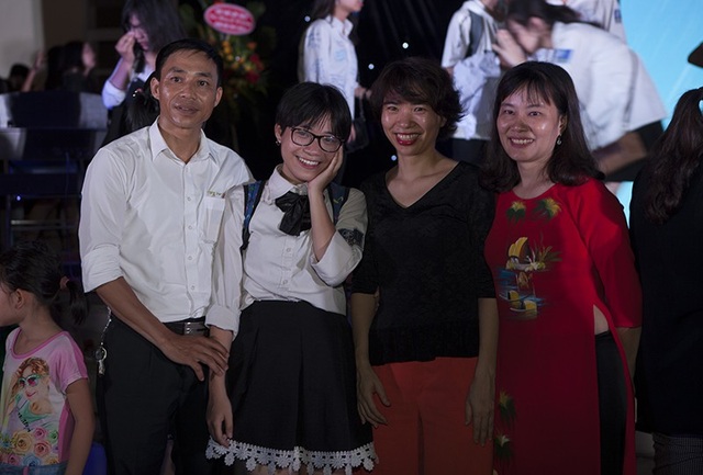 Những giọt nước mắt bịn rịn của teen Yên Hòa trong lễ tri ân - 1 Thầy cô, gia đình ở bên các em trong ngày lễ đặc biệt, chia tay tuổi học trò.