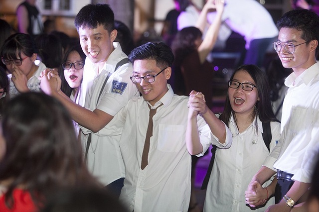 Những giọt nước mắt bịn rịn của teen Yên Hòa trong lễ tri ân - 10
Phút cuối quây quần bên nhau