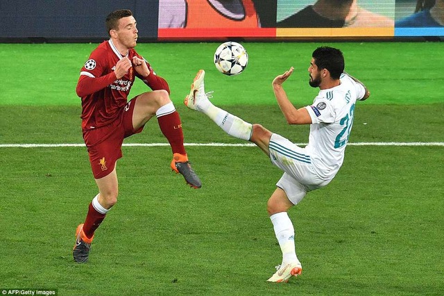 Những khoảnh khắc Real Madrid hạ gục Liverpool để vô địch Champions League - 8
Isco và Roberson trong tình huống tranh chấp
