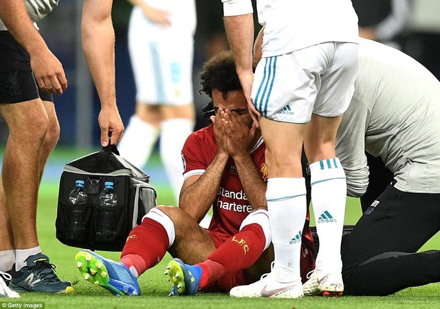 Những khoảnh khắc Real Madrid hạ gục Liverpool để vô địch Champions League - 13
Salah khóc khi không thể tiếp tục thi đấu trận chung kết Champions League