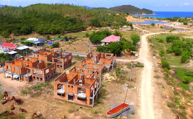 Hoang tàn khu du lịch 2500 tỷ: Dự án “khoá chặt” bờ biển đẹp nhất Ninh Thuận! - 3 Sau 13 năm với nhiều lần tái khởi công, dự án này đã bị bỏ hoang. Các hạng mục xây xuống cấp nghiêm trọng.