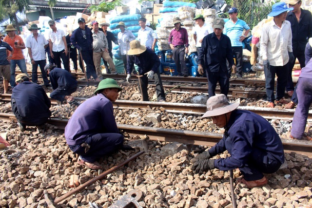 Vụ 2 tàu hàng đâm nhau: Tạm đình chỉ 3 cán bộ trực ga Núi Thành - 2 Các công nhân đang khẩn trương khắc phục hậu quả vụ tai nạn