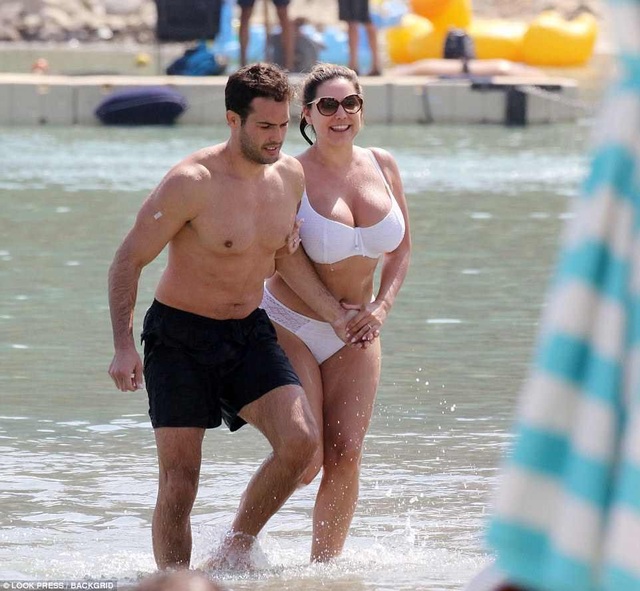 Kelly Brook khoe ngực khủng bên bạn trai - 2
Người mẫu 39 tuổi và bồ trẻ Jeremy Parisi đang tận hưởng kỳ nghỉ tại đây