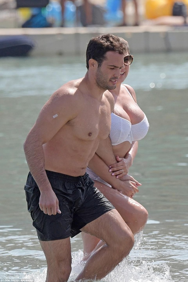 Kelly Brook khoe ngực khủng bên bạn trai - 4
Cô khẳng định việc tăng cân là hoàn toàn bình thường và cô vẫn thấy tự tin