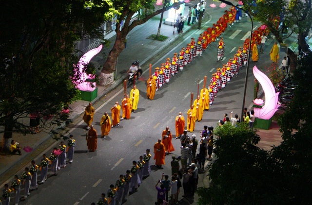 Đoàn rước Phật dài 2 km trên đường phố Huế - 7 Đoàn rước Phật dài 2 km trên đường phố Huế - 7